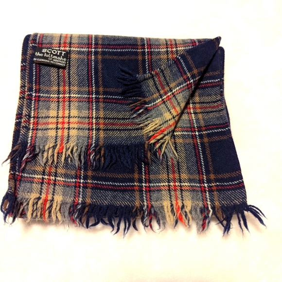 - 100% Wool Tartan scarf. Made by Scott the Kiltmaker of Aberdeen. - Picture 1 of 6